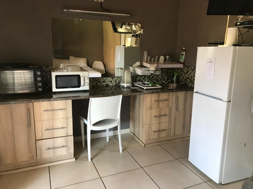 Bachelor apartment to rent in Royldene - 1KJ1752380