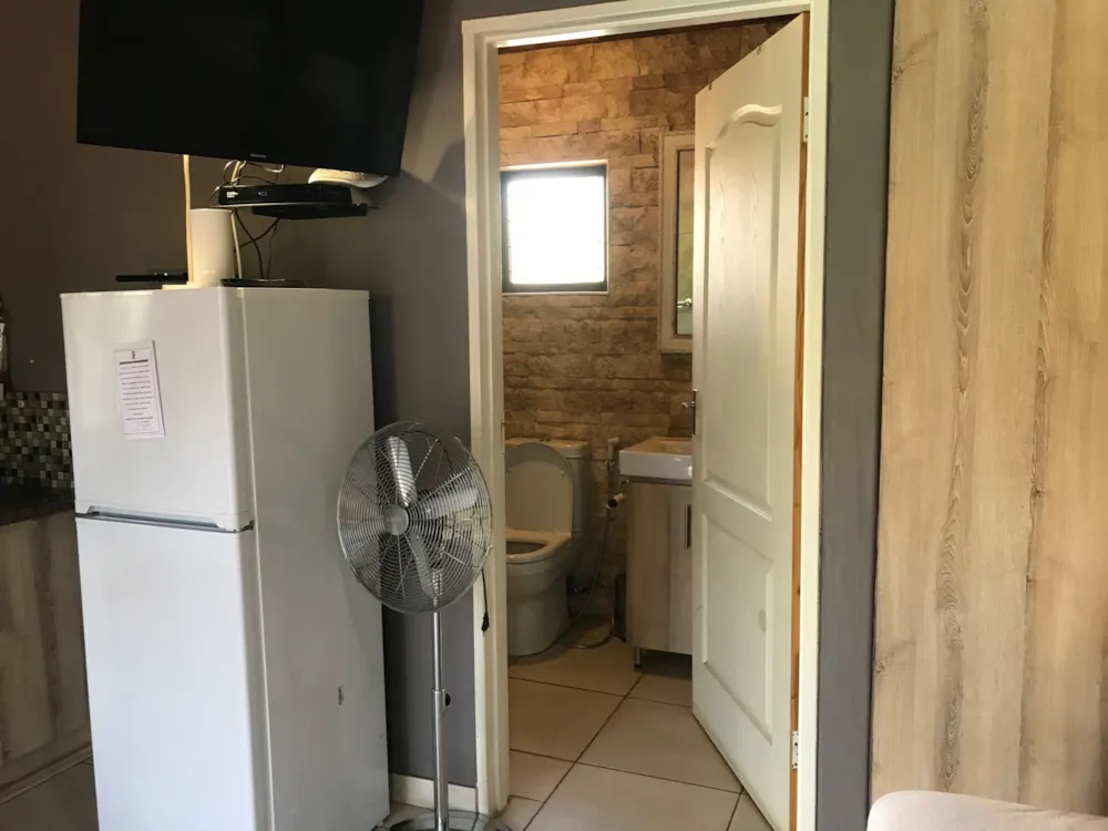Bachelor apartment to rent in Royldene - 1KJ1752380