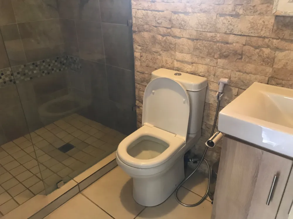 Bachelor apartment to rent in Royldene - 1KJ1752380