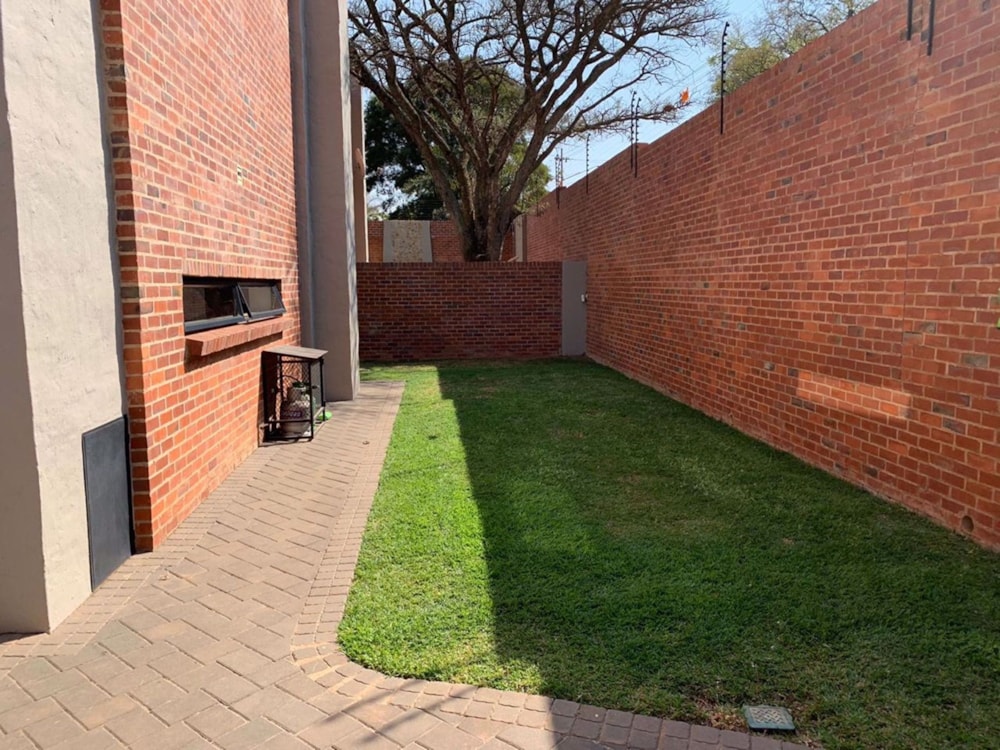 Security complex home to rent in Waterkloof Ridge - PTL1726751