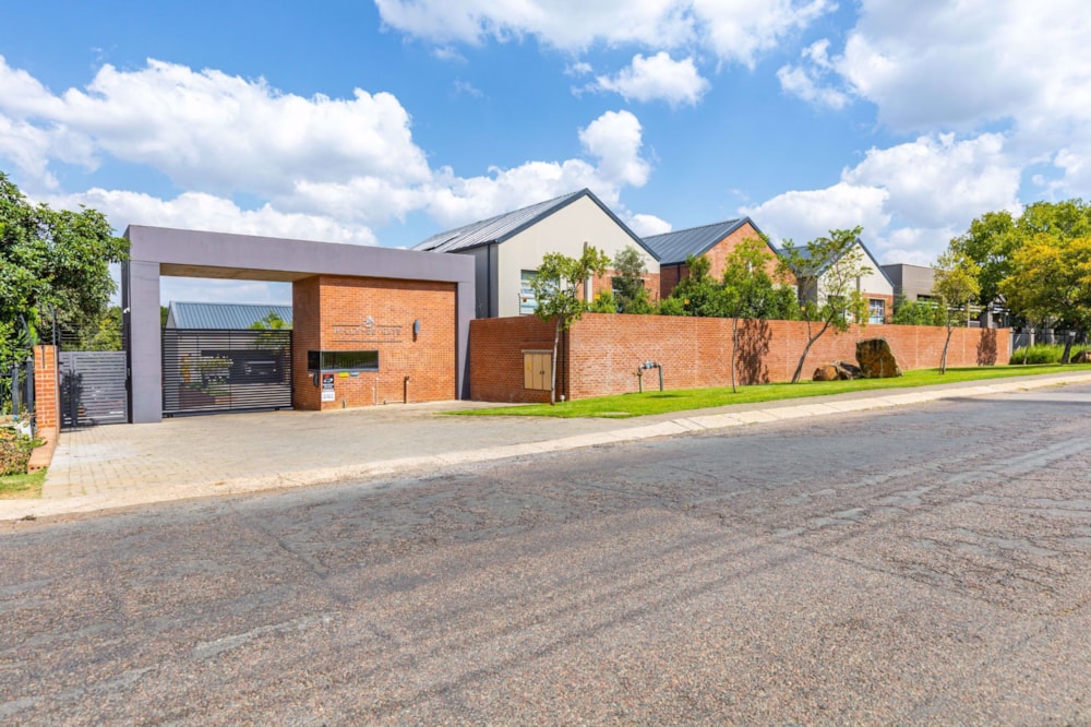 Townhouse for sale in Lynnwood, Pretoria East - PT1710671 Townhouse for sale in Lynnwood, Pretoria East - PT1710671