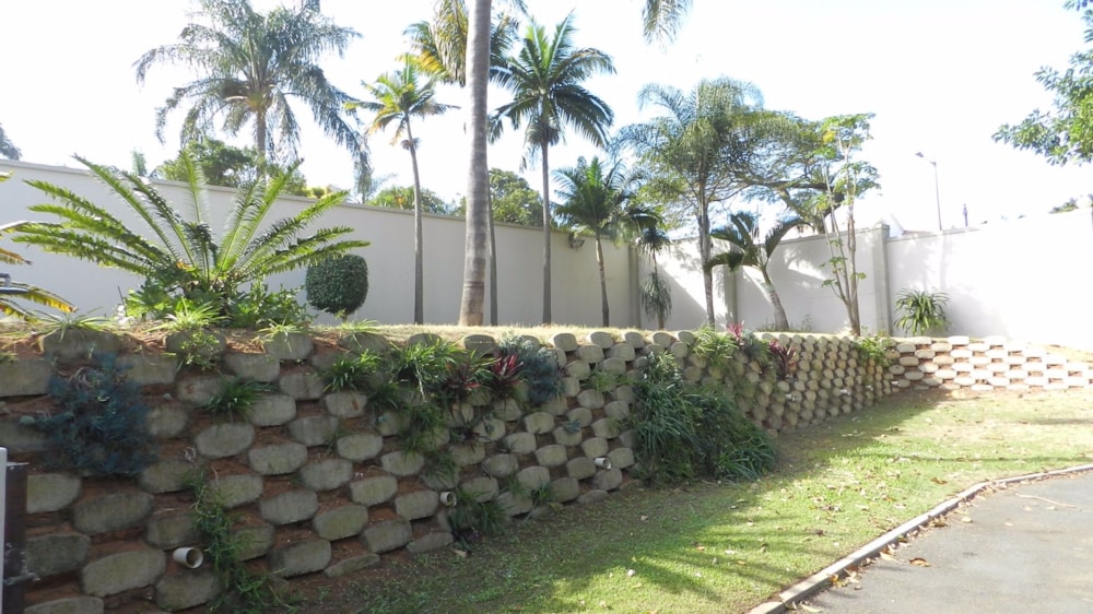 Bachelor apartment to rent in La Lucia - 1ND1741356