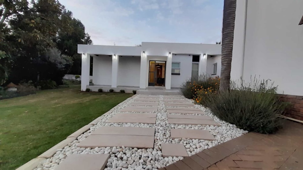Guesthouse for sale in Waterkloof Ridge - PT1570272 Guesthouse for sale in Waterkloof Ridge - PT1570272