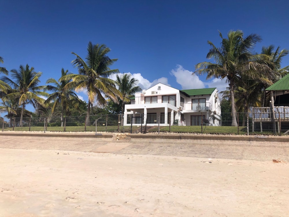 Beach resort for sale in Inhassoro, Mozambique - 3MQ1569693