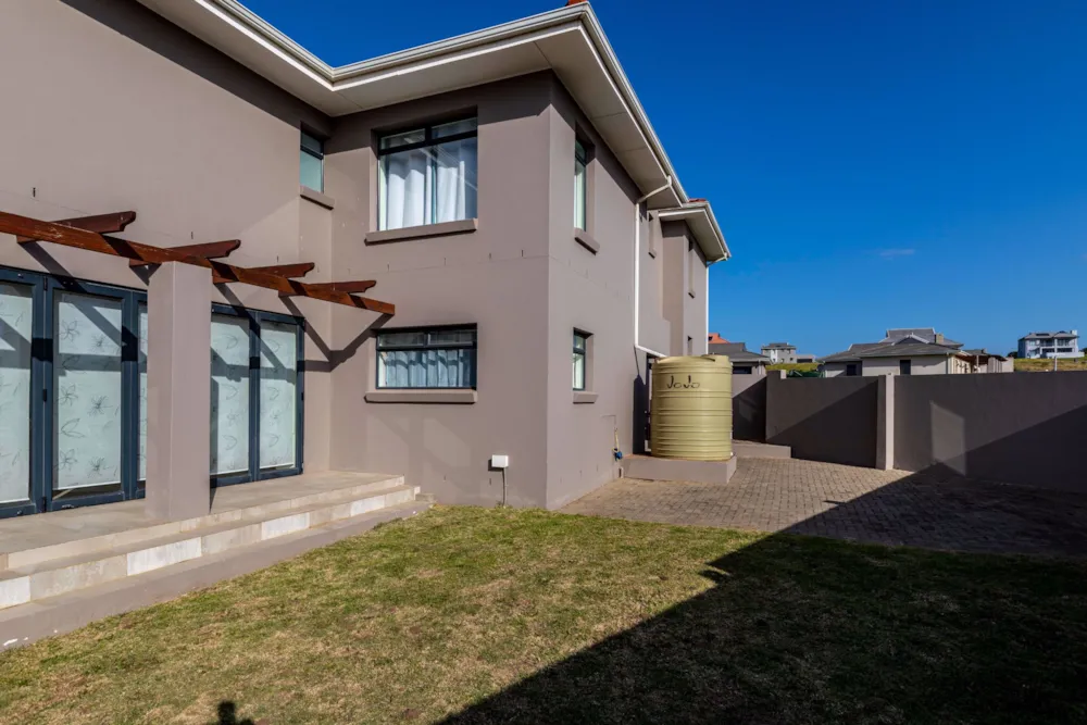 Double-storey house for sale in Kidds Beach - 1ET1573769 Double-storey house for sale in Kidds Beach - 1ET1573769