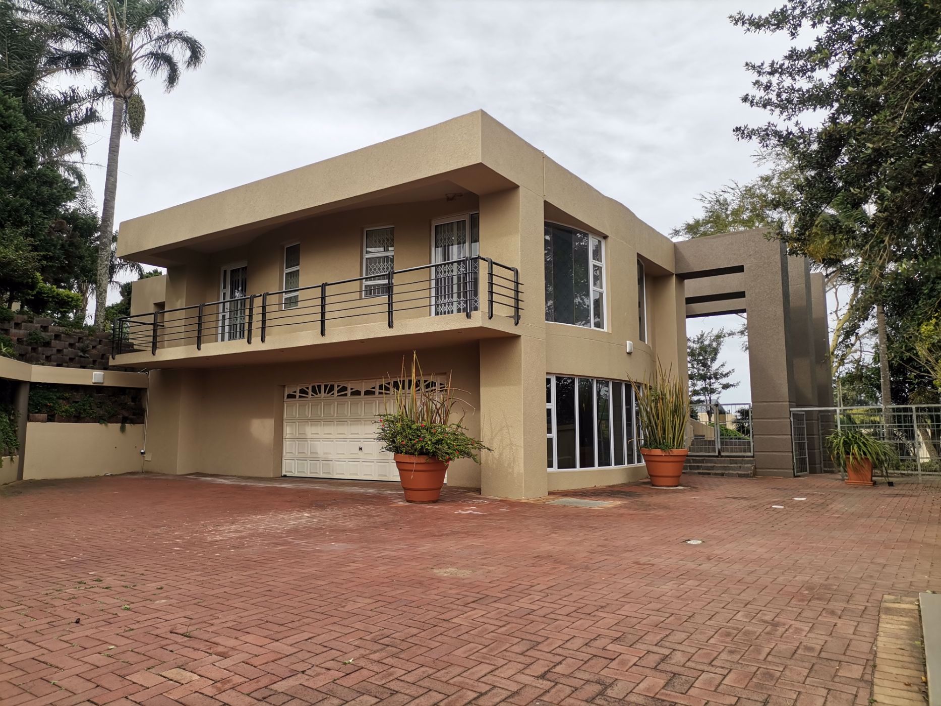 Double-storey house let in Kloof - 1KF1698055