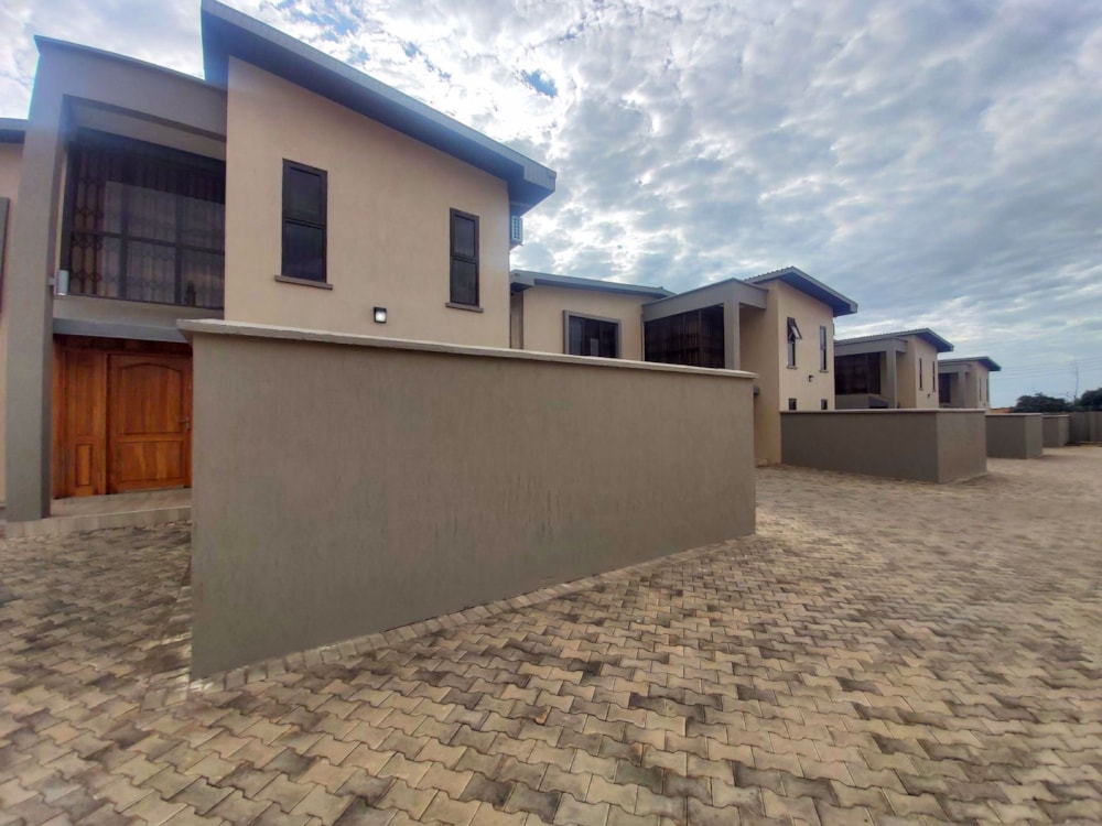 Double-storey apartment to rent in Sunningdale, Zambia - 3ZA1710610 Double-storey apartment to rent in Sunningdale, Zambia - 3ZA1710610