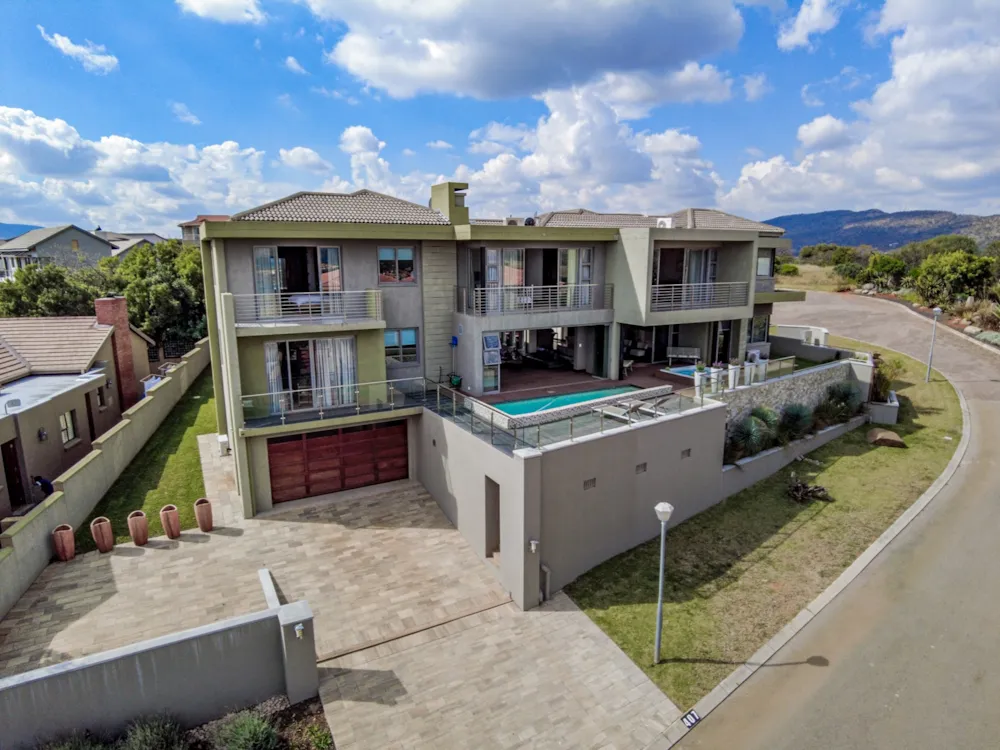 Security complex home for sale in Xanadu - 1HR1576115 Security complex home for sale in Xanadu - 1HR1576115