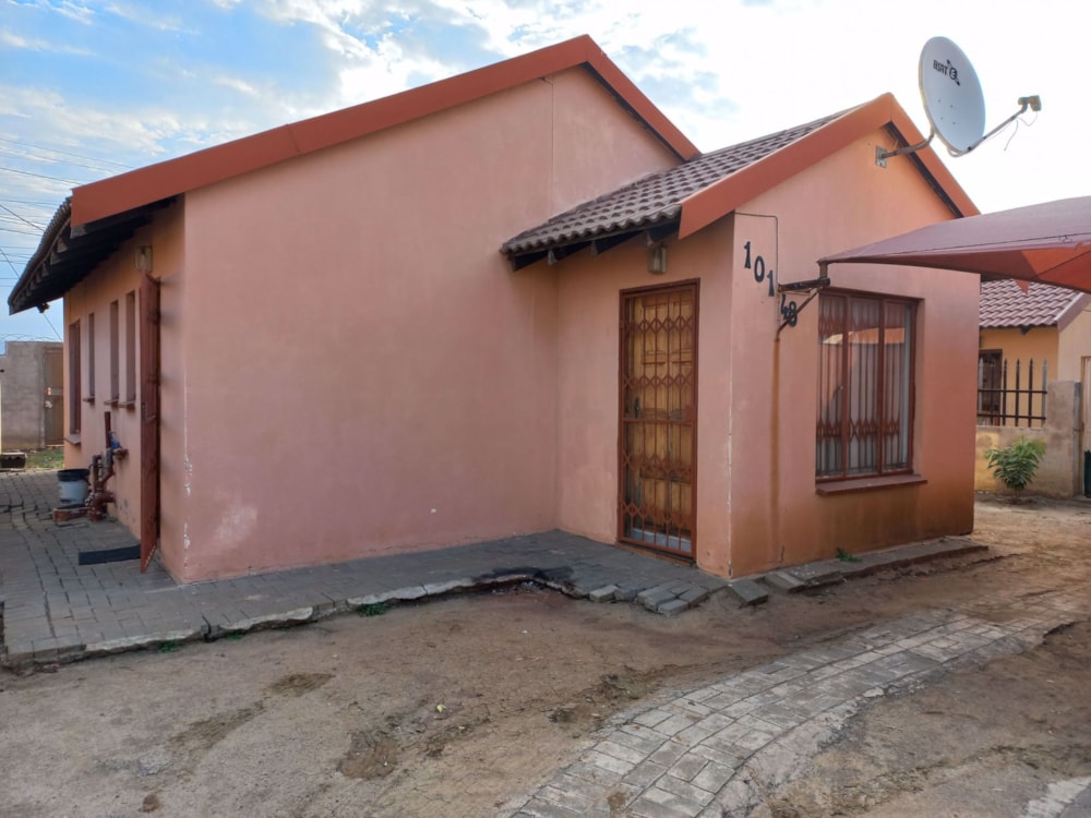 Beachfront villa for sale in Boitekong - 1RU1578607