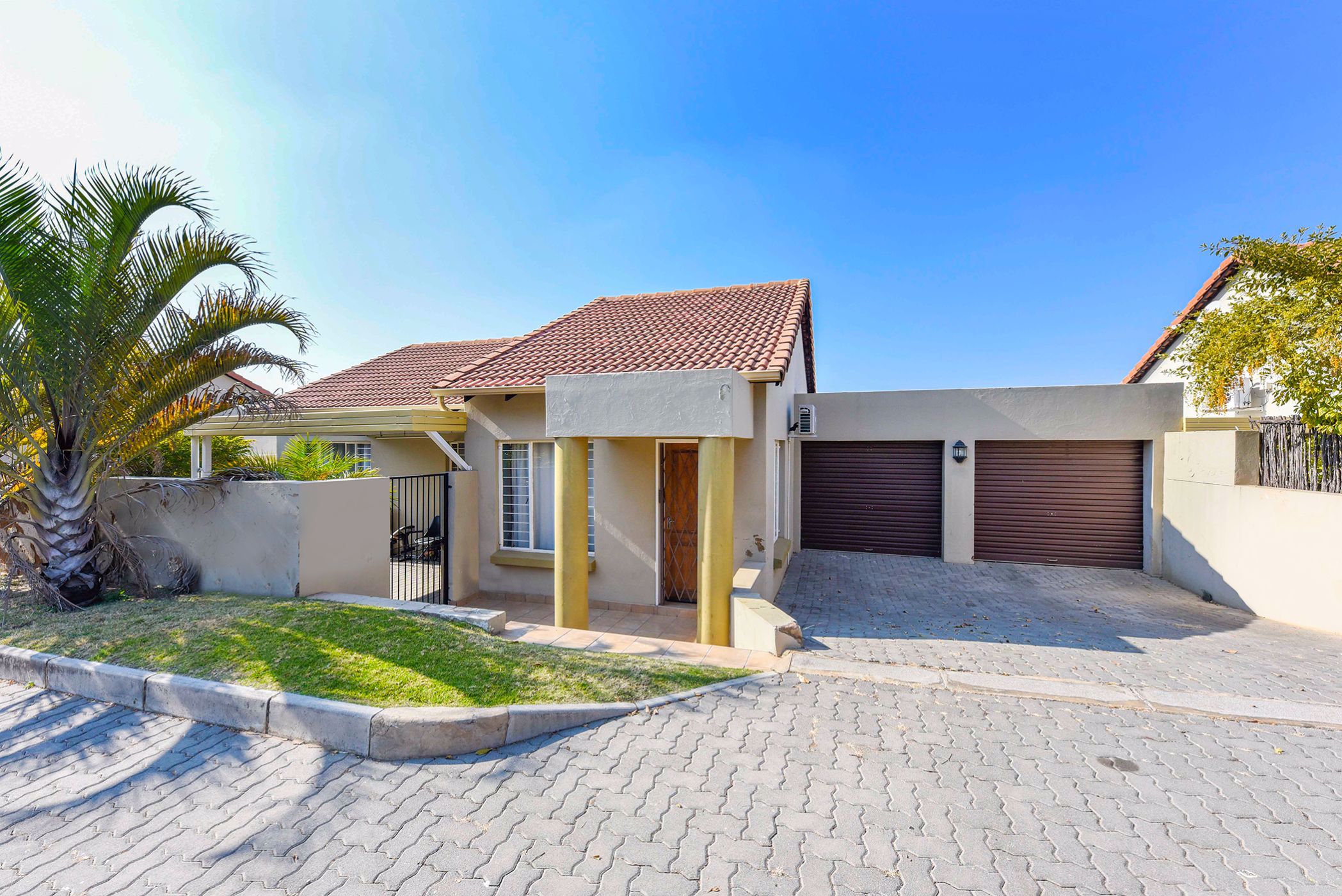 Townhouse for sale in North Riding - FW1656638