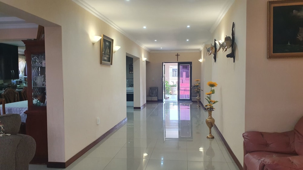 Security estate home for sale in La Camargue - 1HR1702343