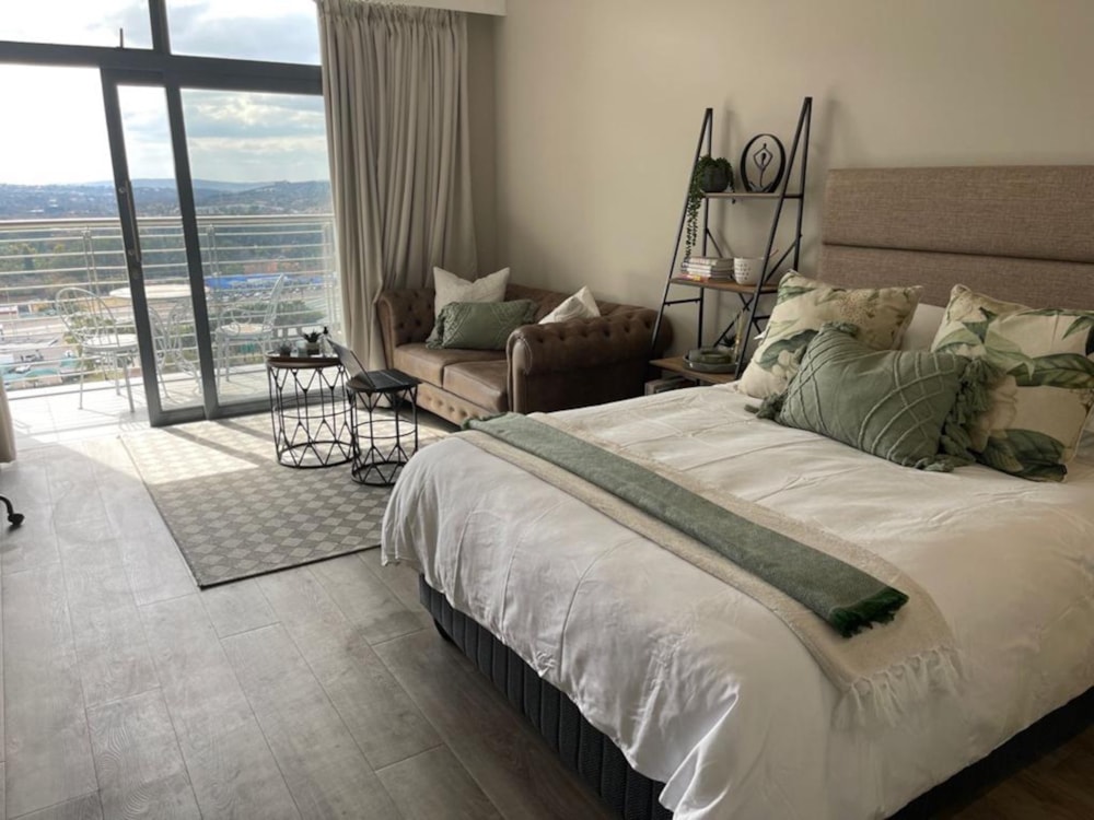 Bachelor apartment for sale in Menlyn - PT1582884 Bachelor apartment for sale in Menlyn - PT1582884