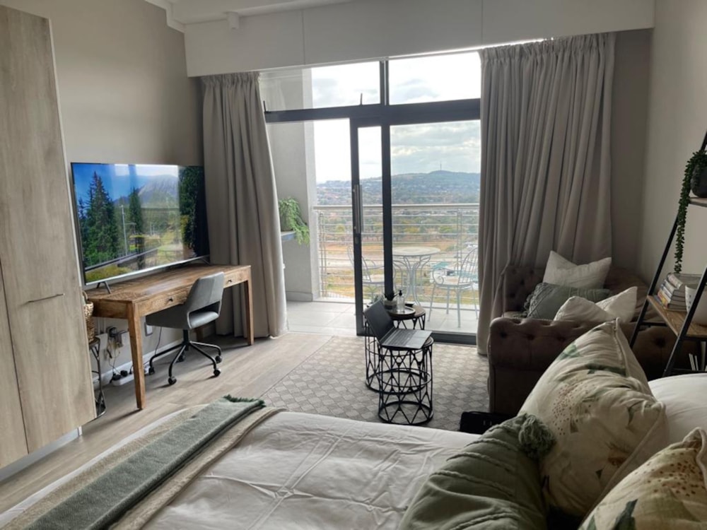 Bachelor apartment for sale in Menlyn - PT1582884 Bachelor apartment for sale in Menlyn - PT1582884