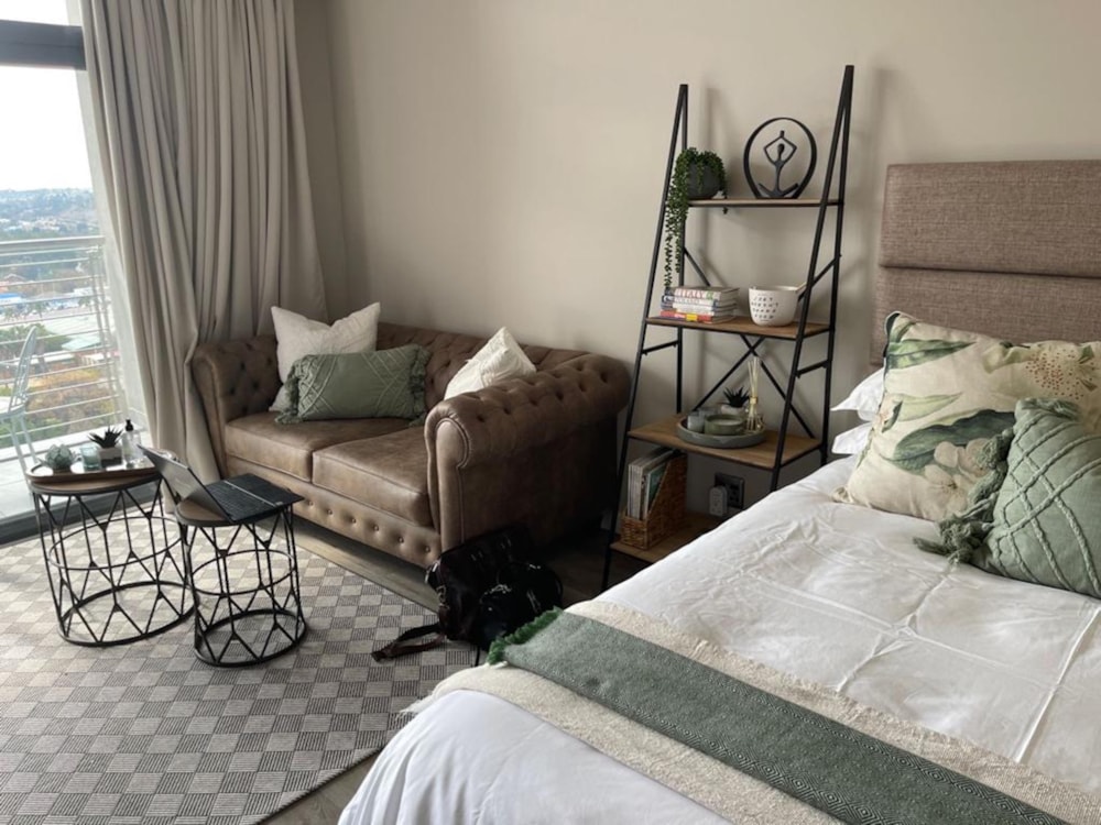 Bachelor apartment for sale in Menlyn - PT1582884 Bachelor apartment for sale in Menlyn - PT1582884