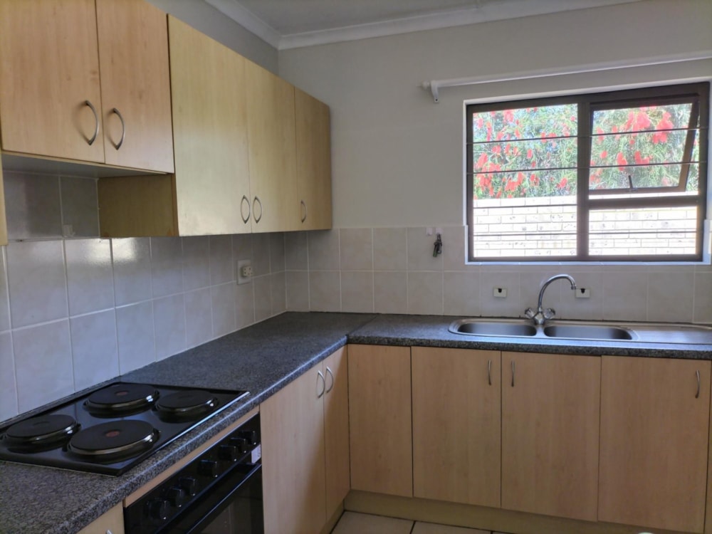 Security complex home let in Sandbaai - HF1728828