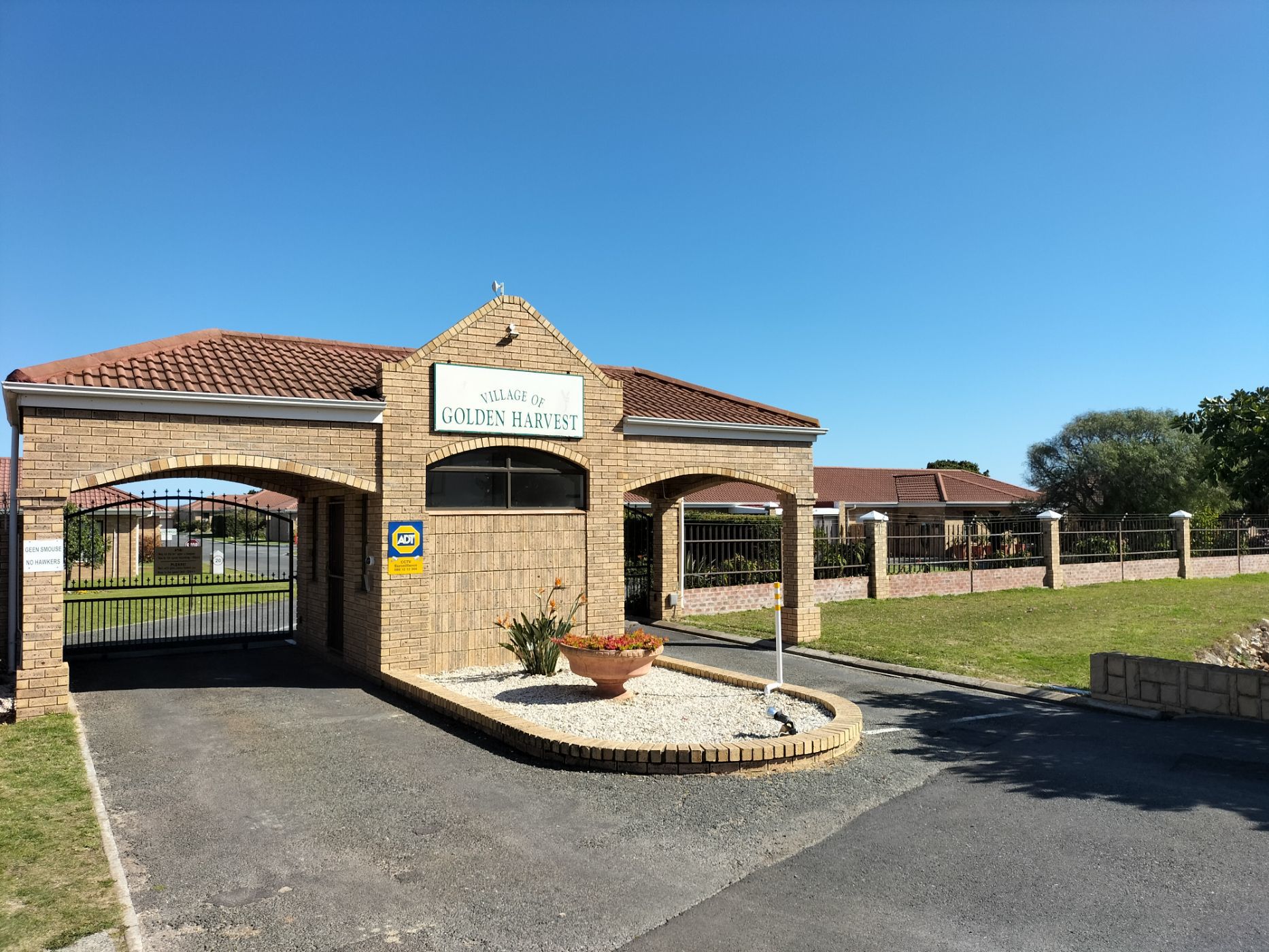 Security complex home let in Sandbaai - HF1728828