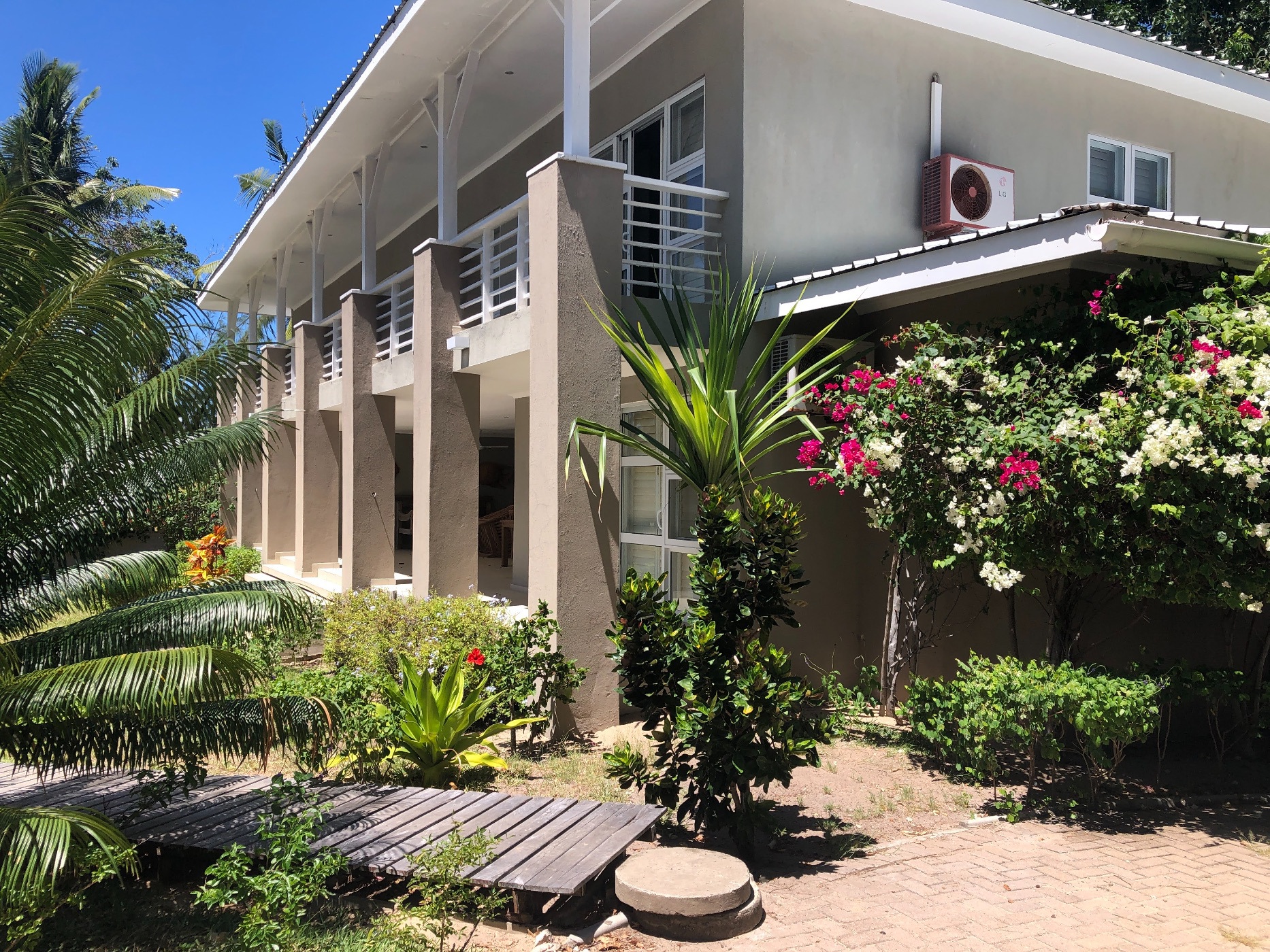 Beachfront villa for sale in Praia da Barra, Mozambique - 3MQ1589947