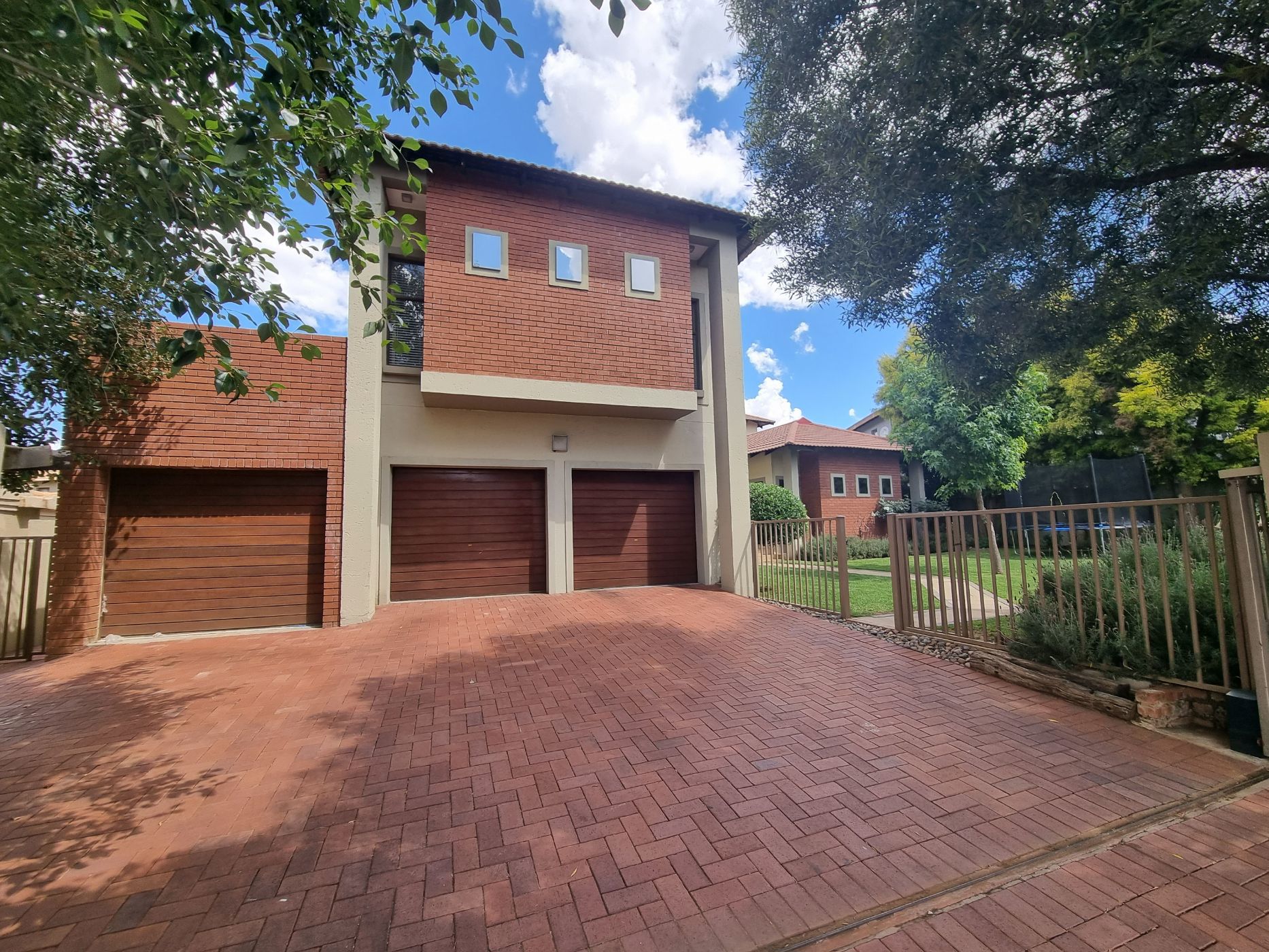 House for sale in Woodland Hills - 1BX1630686