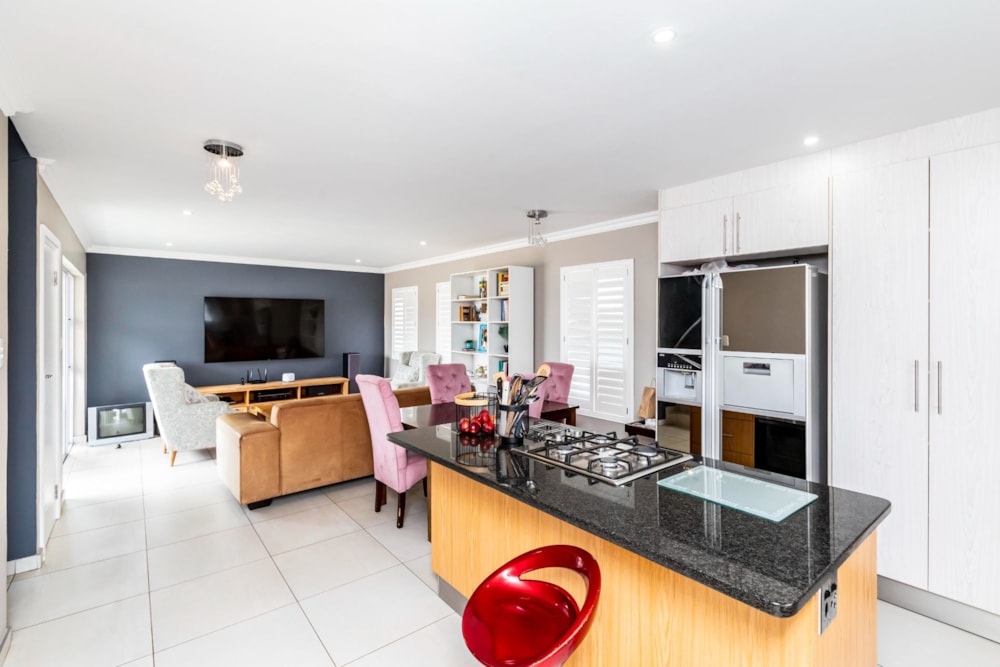 Double-storey house for sale in Nahoon Valley Park - 1ET1595379 Double-storey house for sale in Nahoon Valley Park - 1ET1595379
