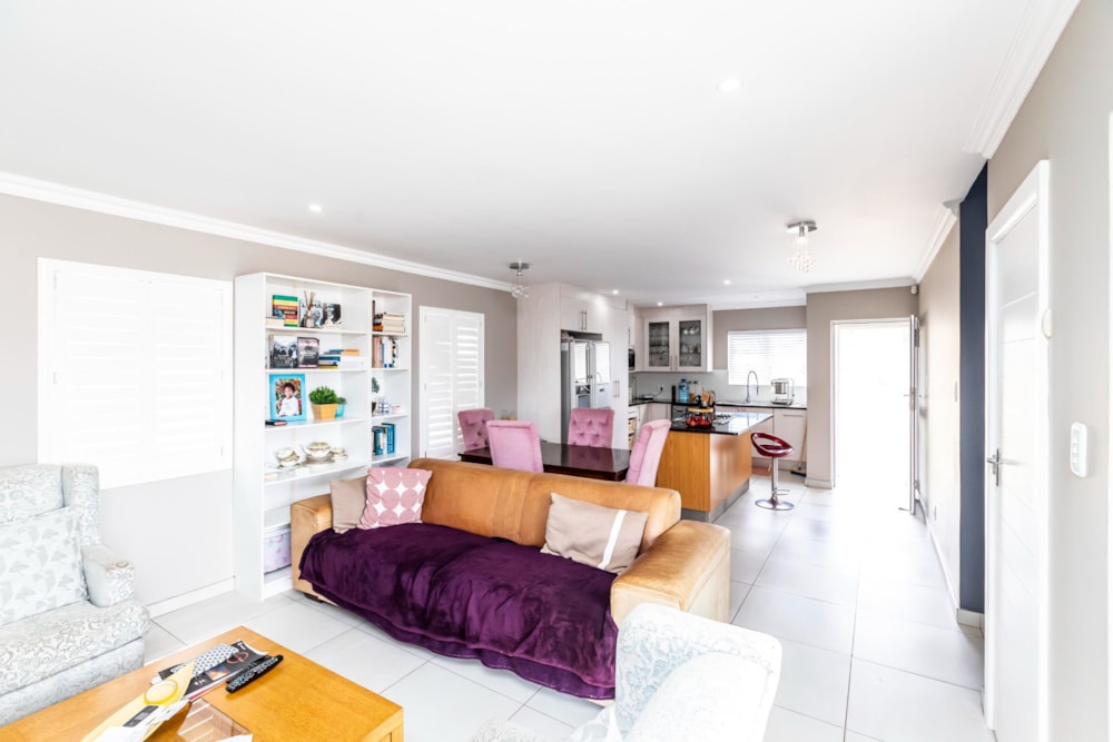 Double-storey house for sale in Nahoon Valley Park - 1ET1595379 Double-storey house for sale in Nahoon Valley Park - 1ET1595379