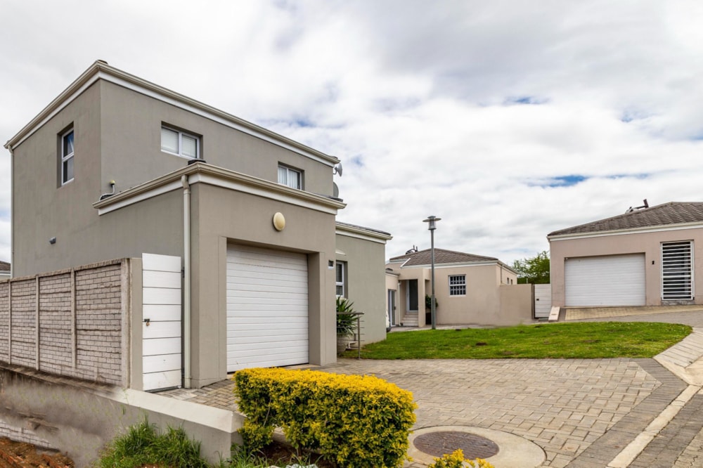 Double-storey house for sale in Nahoon Valley Park - 1ET1595379 Double-storey house for sale in Nahoon Valley Park - 1ET1595379