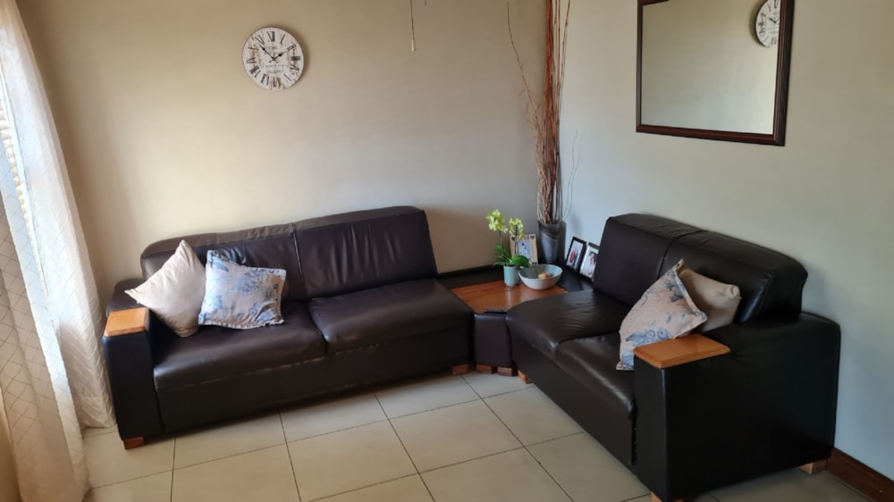 House let in Rondevlei Park - 1MN1695249