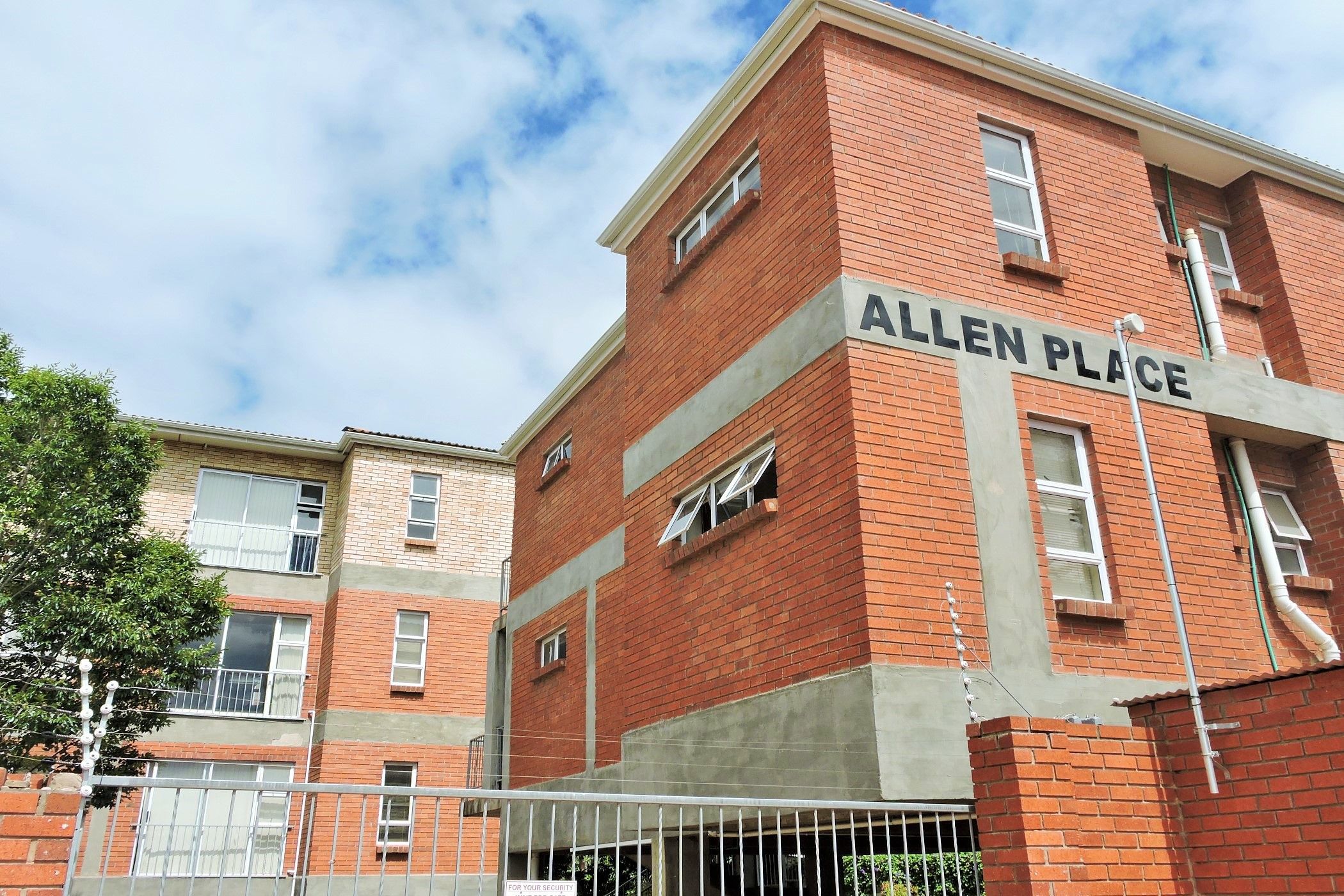 Multi-storey apartment let in Grahamstown Central (Makhanda Central)  - 1GC1668272