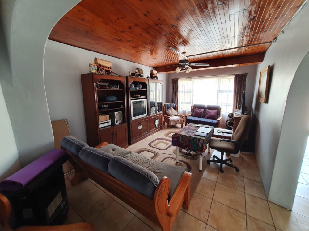 Double-storey house for sale in Glenmore Beach - 1PD1610636