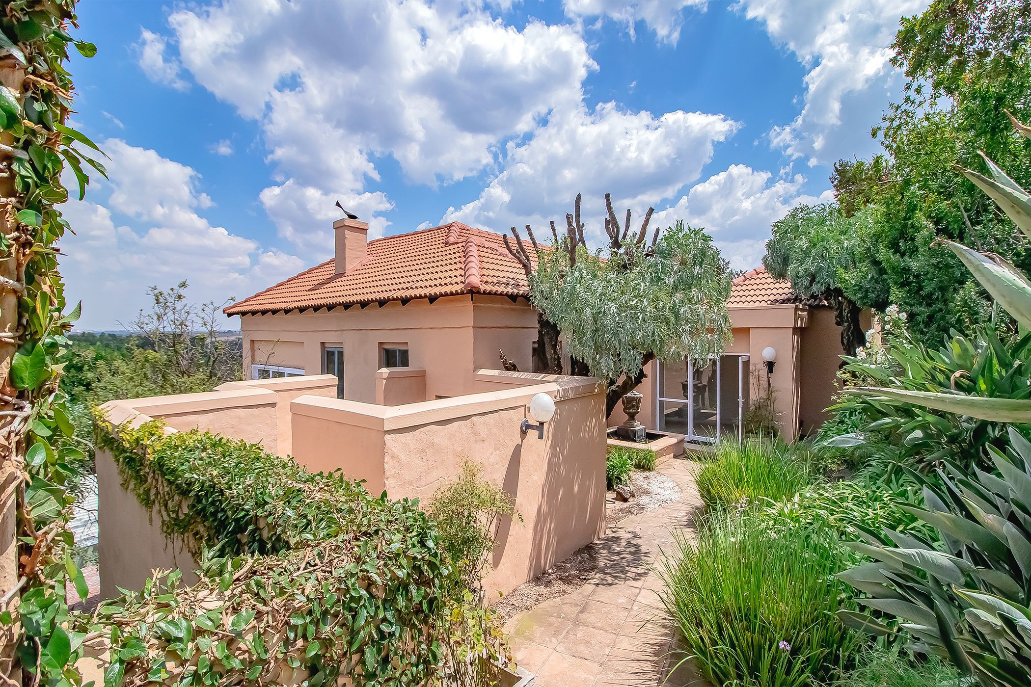 House for sale in Cornwall Hill - CN1642710