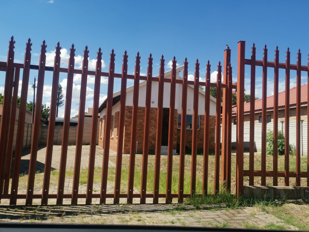 House for sale in Bendor Park - 1PS1716023 House for sale in Bendor Park - 1PS1716023