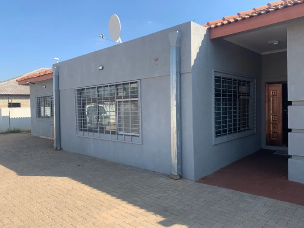 House for sale in Block 10, Botswana - 3BO1611260 House for sale in Block 10, Botswana - 3BO1611260