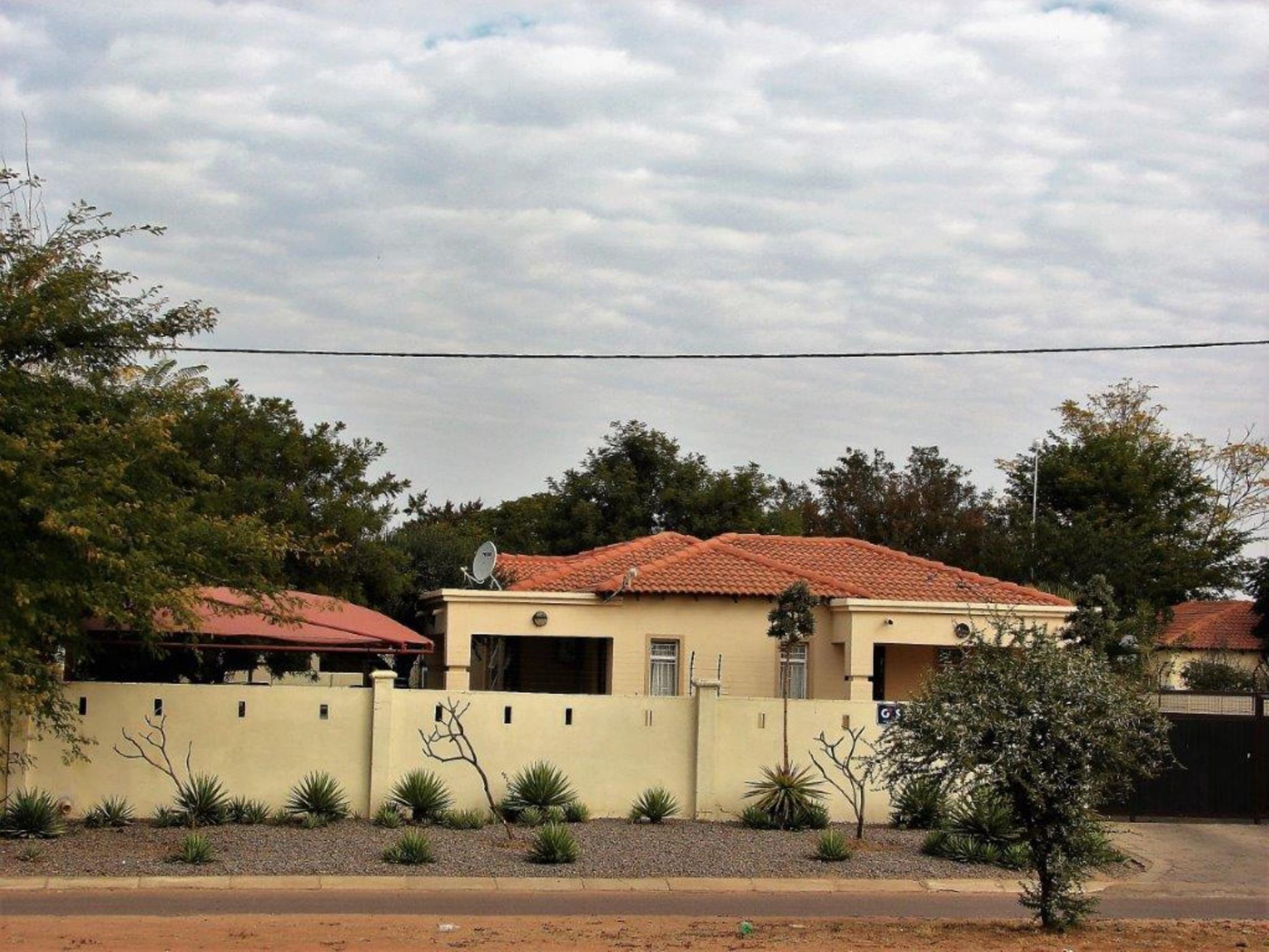 Single-storey house let in Phakalane, Botswana - 3BO1717028