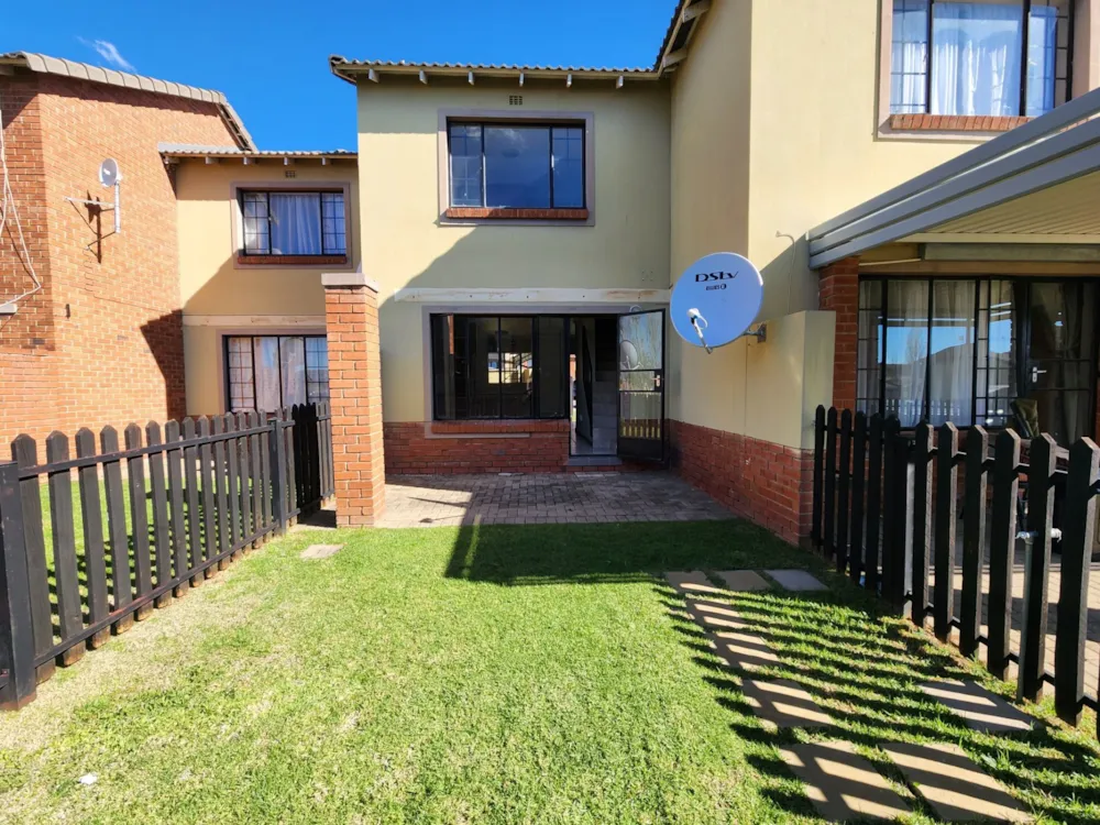 Townhouse for sale in Hillside, Bloemfontein - 1BX1742762