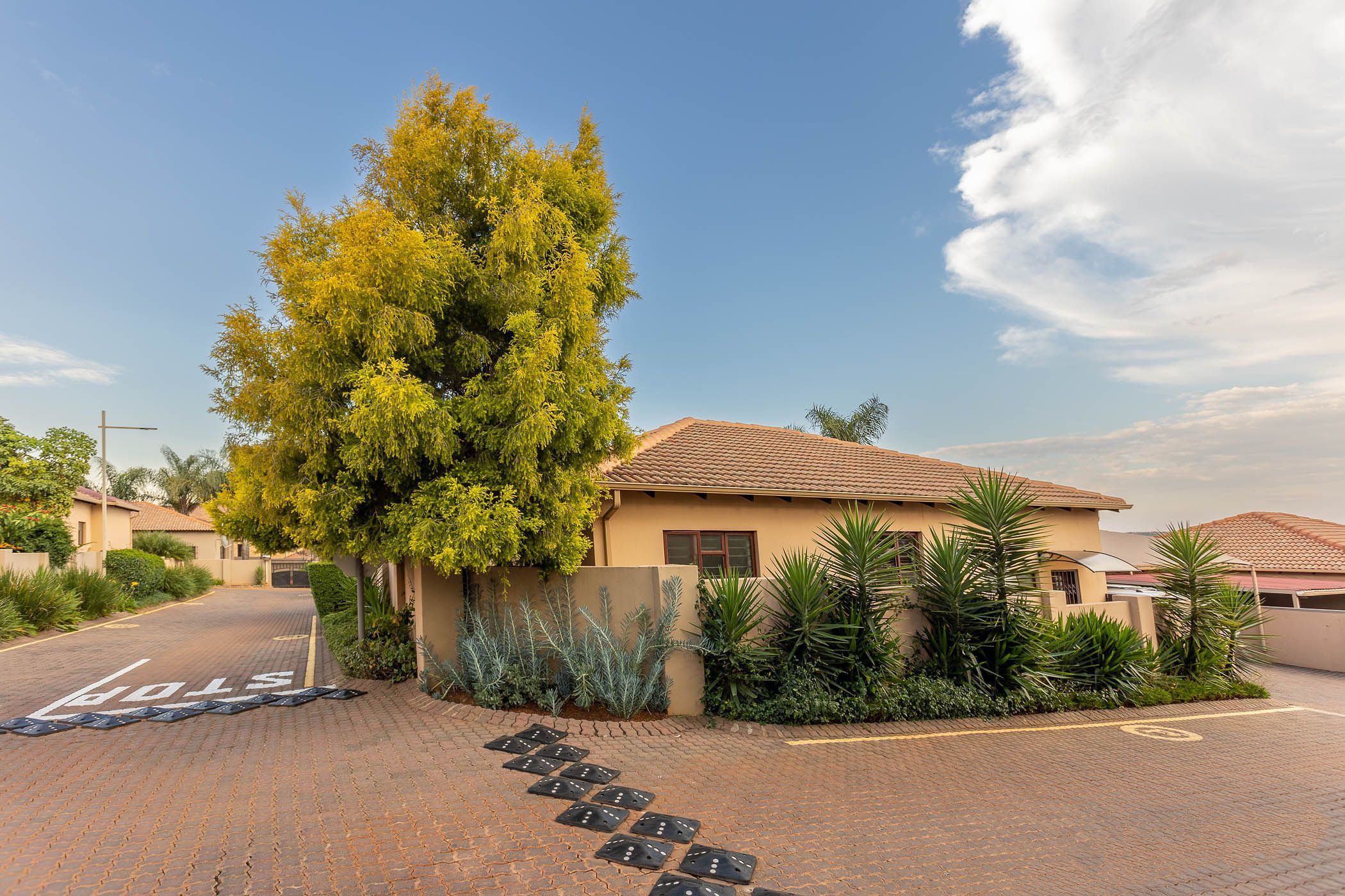 Security complex home for sale in Chancliff Ridge - 1KR1734130