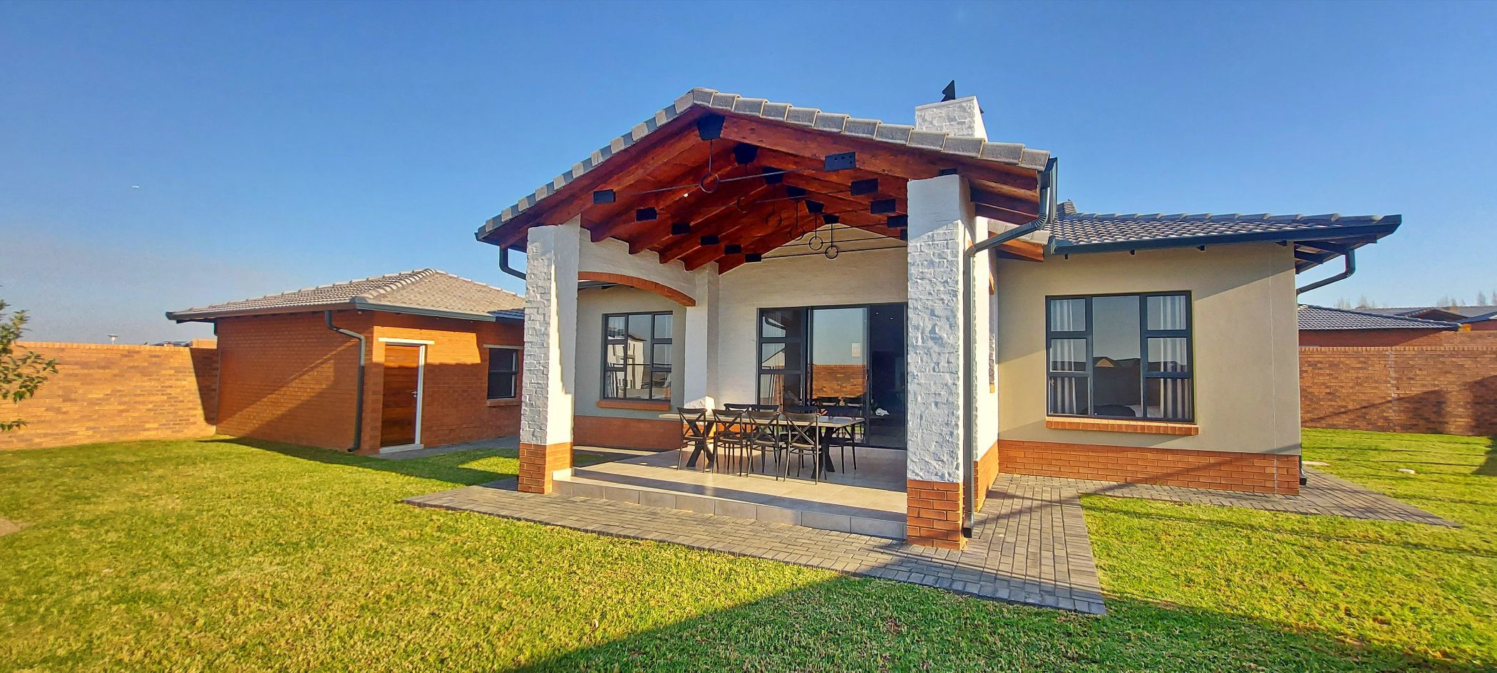 Security complex home for sale in Six Fountains - PT1614744