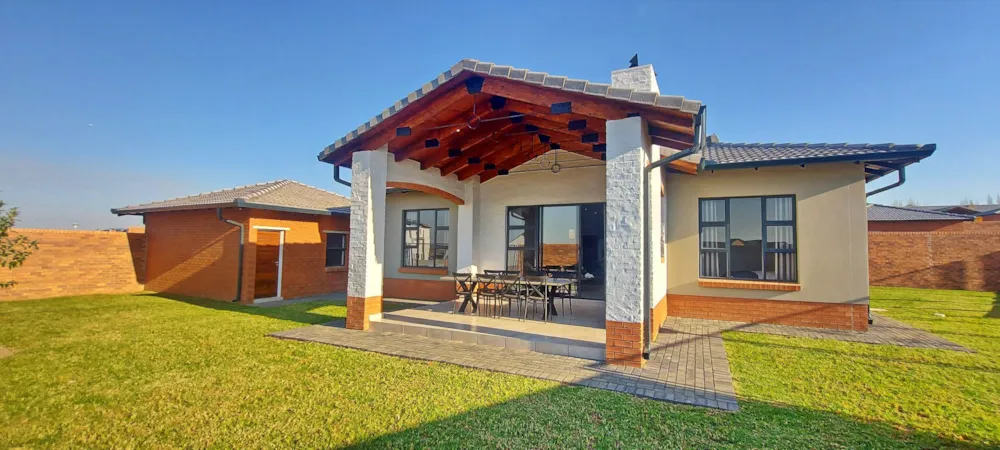 Security complex home for sale in Six Fountains - PT1614744
