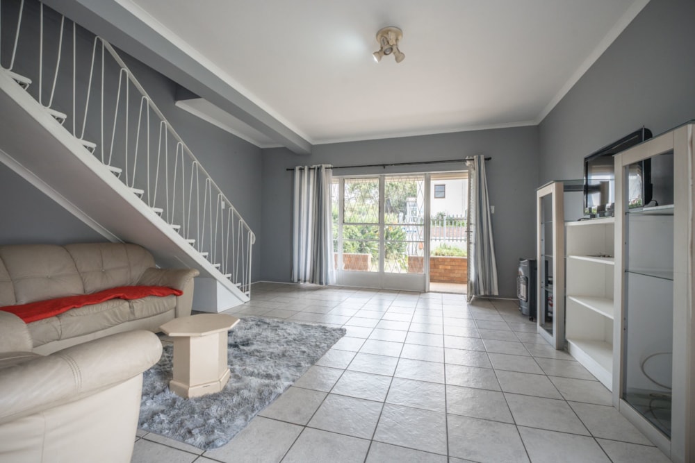 Double-storey apartment for sale in Grahamstown Central (Makhanda Central)  - 1GC1614256
