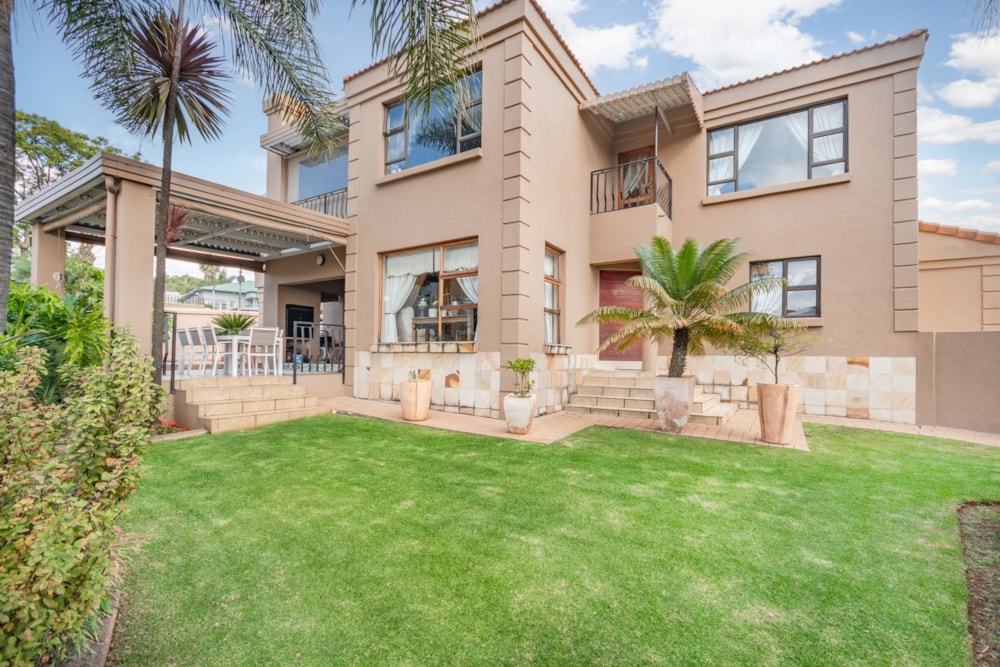 Double-storey cluster for sale in Bedfordview Area - BED1617298 Double-storey cluster for sale in Bedfordview Area - BED1617298