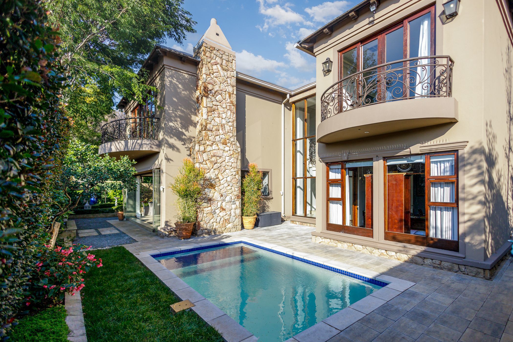 House sold in Lakefield - EN1669727