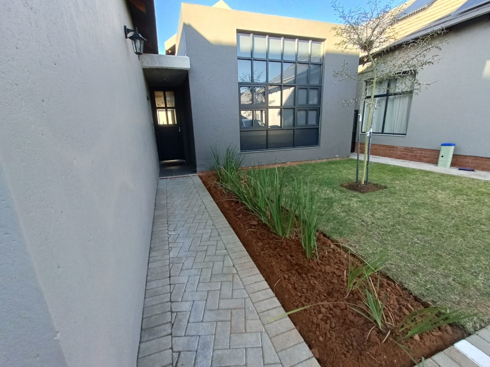 Townhouse for sale in Woodland Hills - 1BX1726414