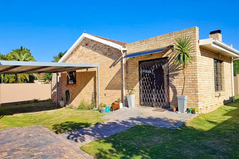 Townhouse to rent in Summerstrand - 1PLZ1616905