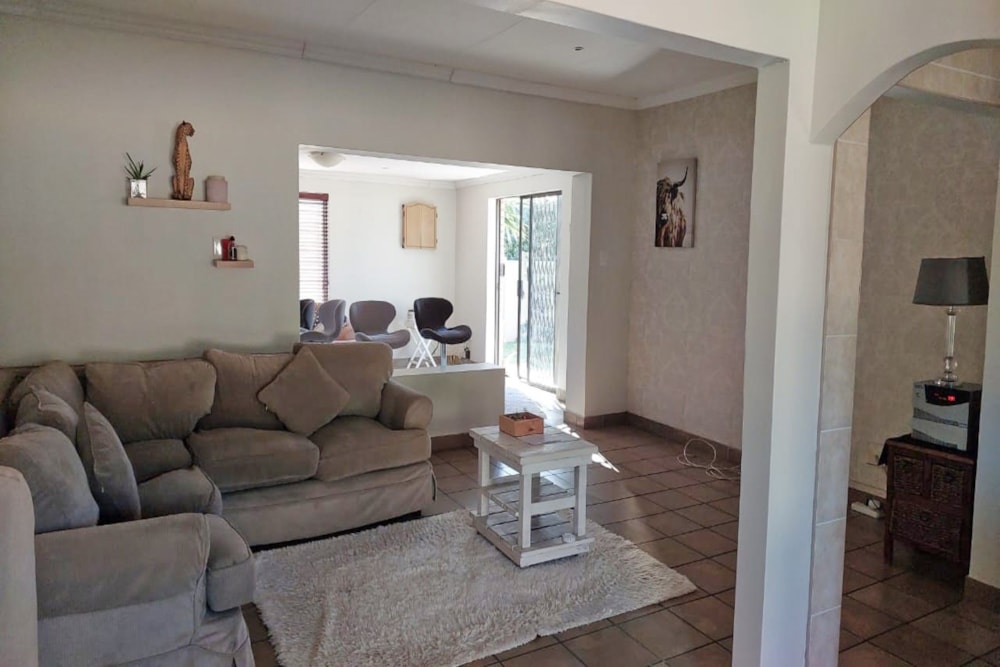 Townhouse to rent in Summerstrand - 1PLZ1616905