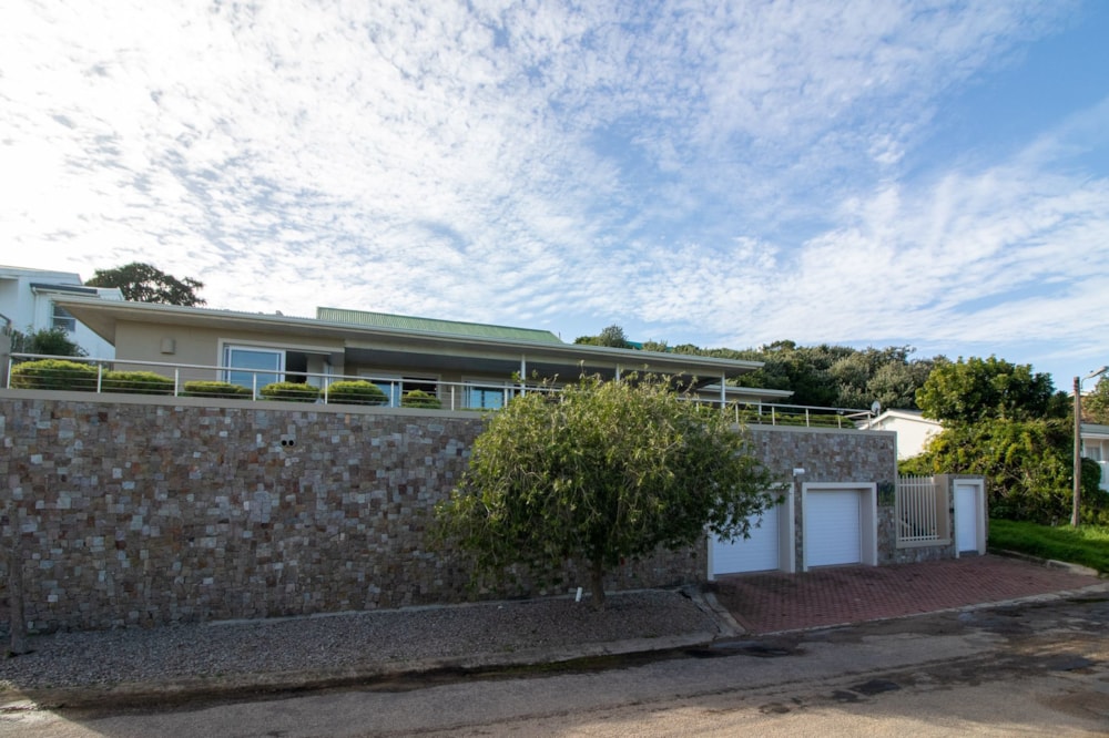 Beachfront villa to rent in Kenton on Sea - 1KO1739425