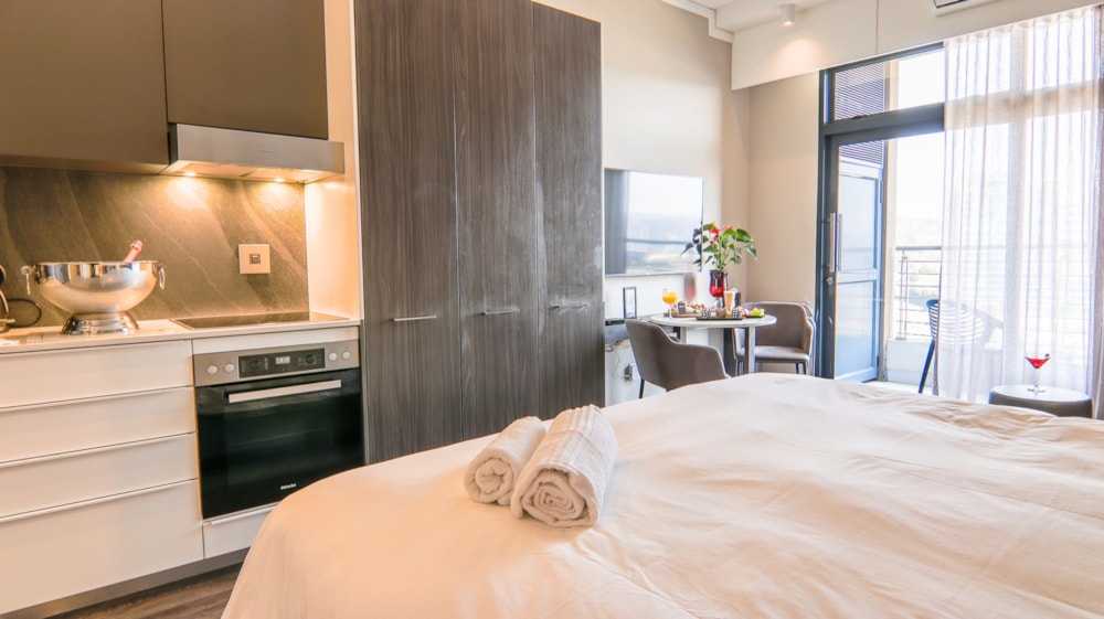 Bachelor apartment for sale in Menlyn - PT1730386