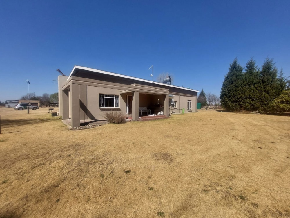 Smallholding for sale in Kromkloof - 1BTH1626787