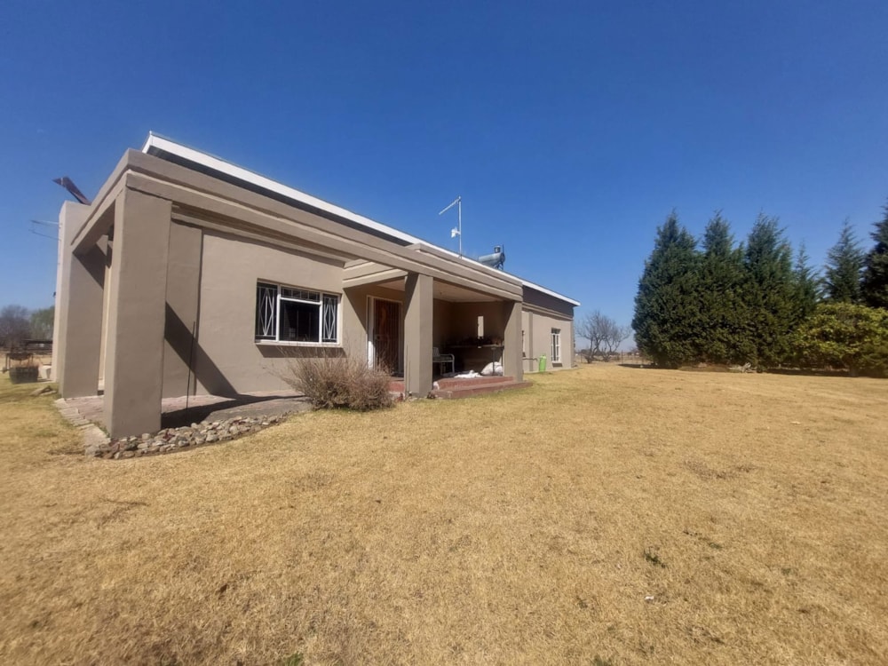 Smallholding for sale in Kromkloof - 1BTH1626787