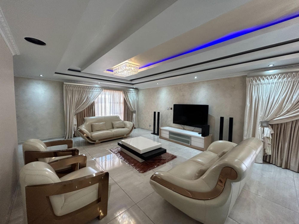 Double-storey house for sale in Bendor Park - 1PS1631849