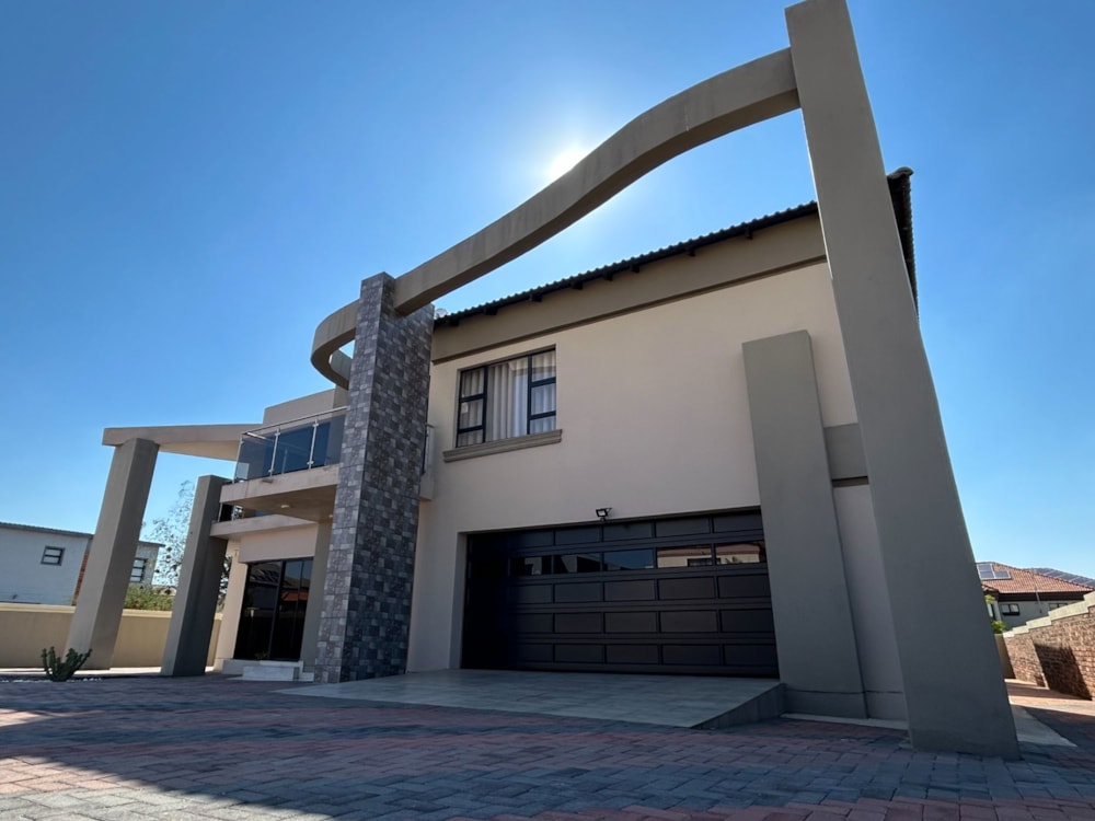 Double-storey house for sale in Bendor Park - 1PS1631849