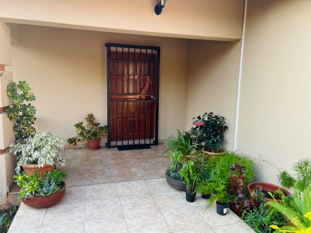 Single-storey house let in Phakalane, Botswana - 3BO1706438