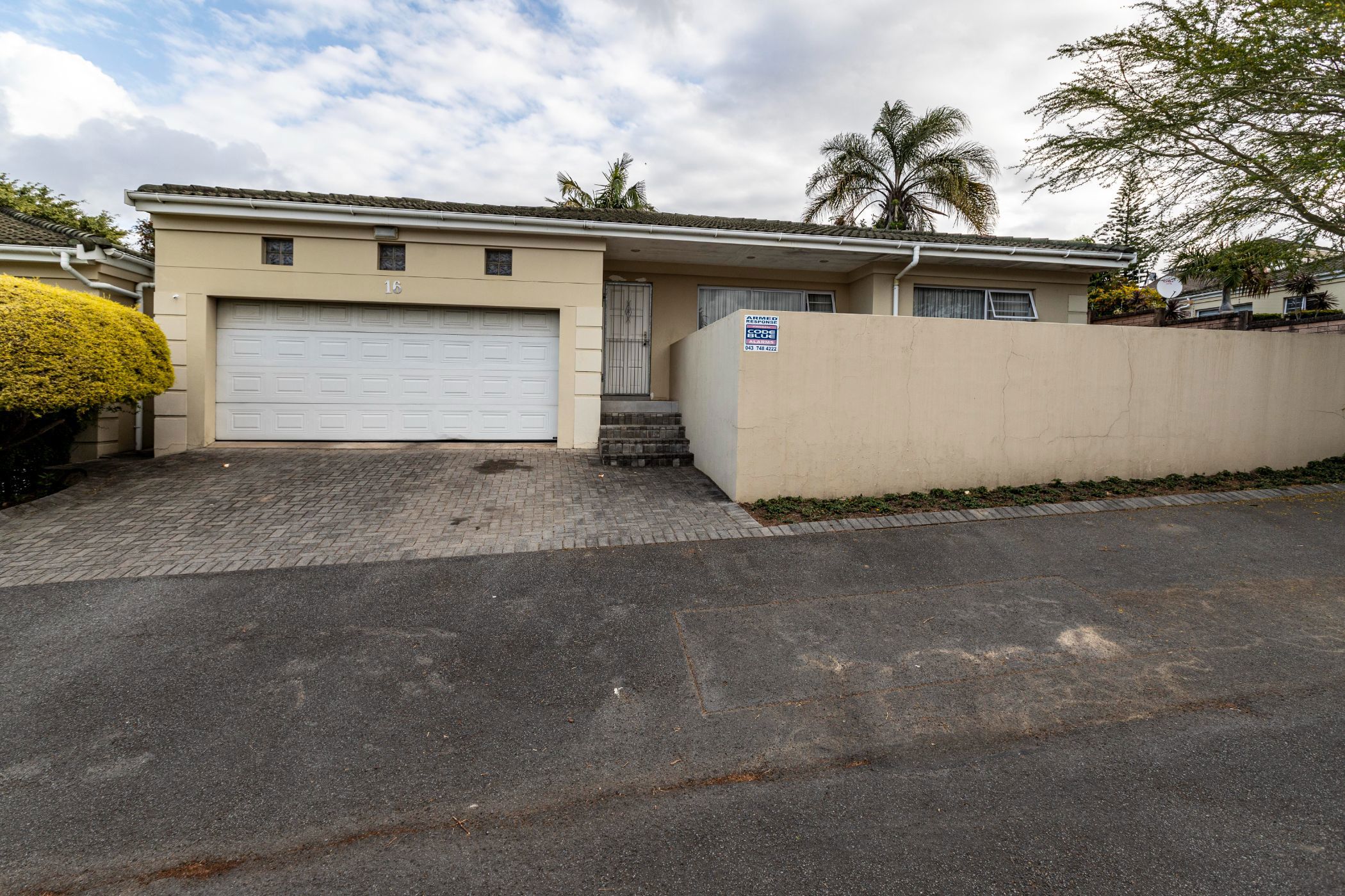 Townhouse let in Beacon Bay - 1EZ1705101